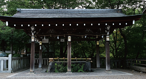 手水舎の獅子口の丸瓦には大阪天満宮の梅が。