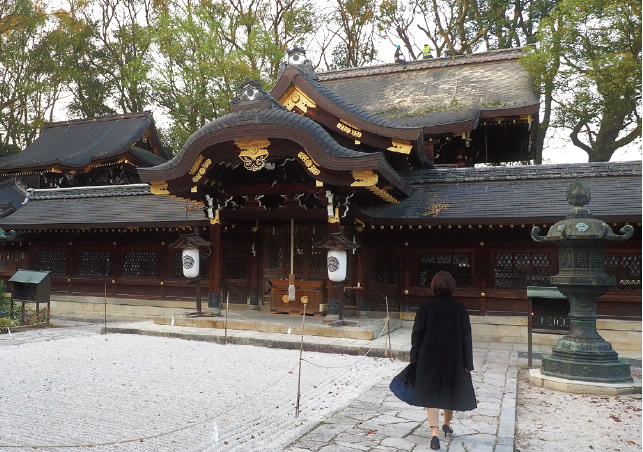 今宮神社の古い社歴、紫野の地、疫神を祀るという点で、京都の神社の中でもディープな神社なのだが、現在では、玉の輿の語源になった「お玉さん」にあやかる良縁祈願や、参道の「あぶり餅」で、有名だ。