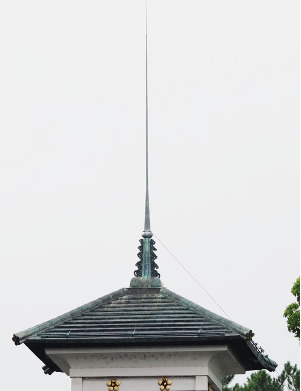 三層目の屋根に据えられた避雷針は現存する日本最古のものとされる。