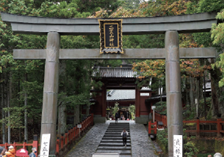 二荒山神社　鳥居より神門、拝殿