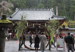 二荒山神社　茅の輪の先は拝殿