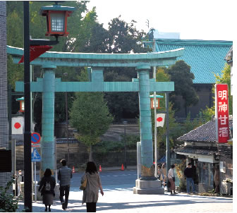 銅鳥居の先は湯島聖堂の銅屋根。